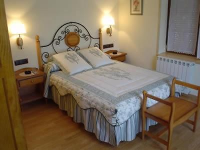 Hostal Restaurante Arangoiti Yesa Eksteriør bilde