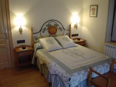 Hostal Restaurante Arangoiti Yesa Eksteriør bilde